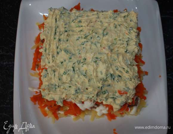 Выкладываем смесь следующим слоем.