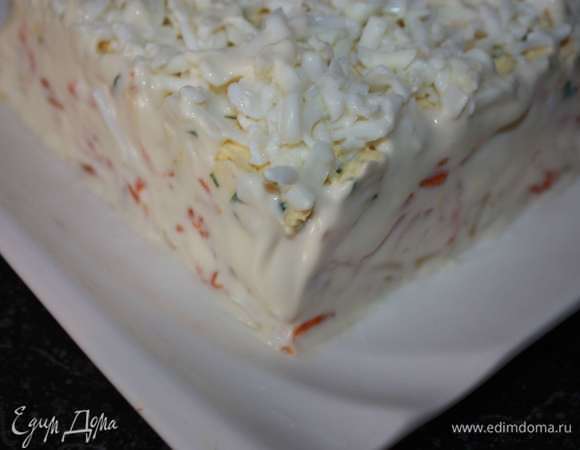 Белки натираем на крупной терке и равномерно распределяем сверху последним слоем. Бока выравниваем и смазываем тонким слоем майонеза.