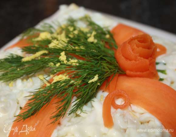 Украшаем веточками укропа, тертым желтком, имитируя цветы мимозы, и розочкой из моркови.