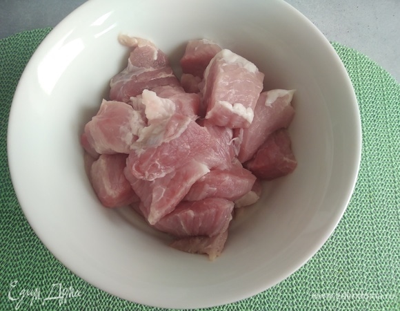 Мясо нарезать крупными кубиками. Если будете брать говядину, время приготовления увеличится.