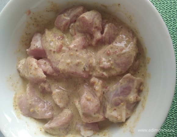 Залить соусом мясо и убрать в холодильник на 3–4 часа. Несколько раз перемешать ложкой.