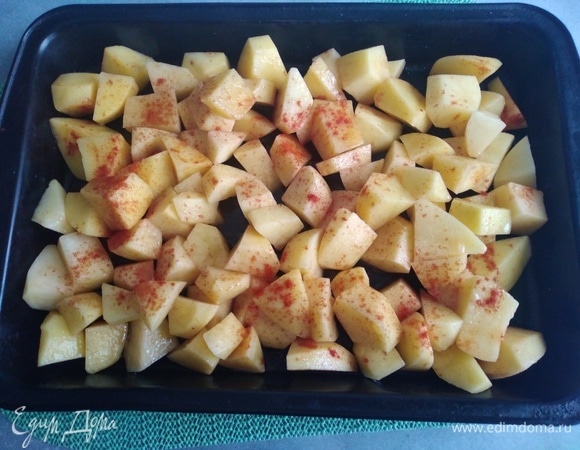 Картошку нарезать крупными кубиками, посолить, добавить паприку и растительное масло. Перемешать и запекать на противне до готовности и румяной корочки.