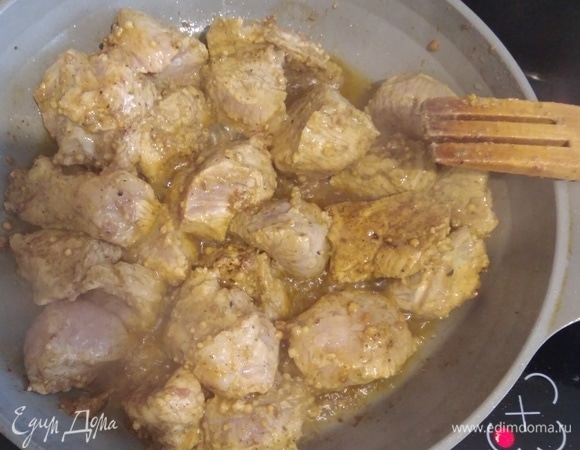 С мяса слить лишнюю жидкость, которая образовалась при мариновании. В сковородке разогреть ложку масла, тушить мясо 20 минут.