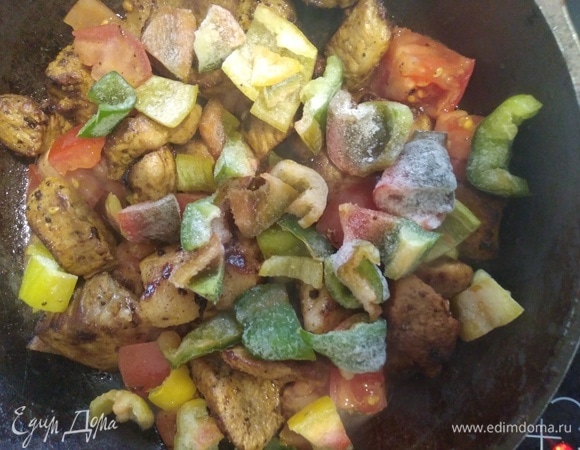 Для сочности я добавила помидор и перец болгарский, нарезанные кубиками. Посолить и довести до готовности еще 5–7 минут.