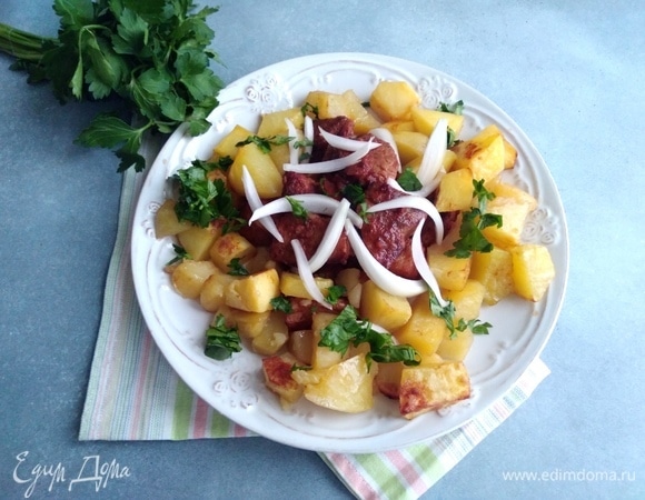 Перед подачей перемешать мясо и картофель вместе, посыпать петрушкой и сванской солью. Подавать с маринованным луком.