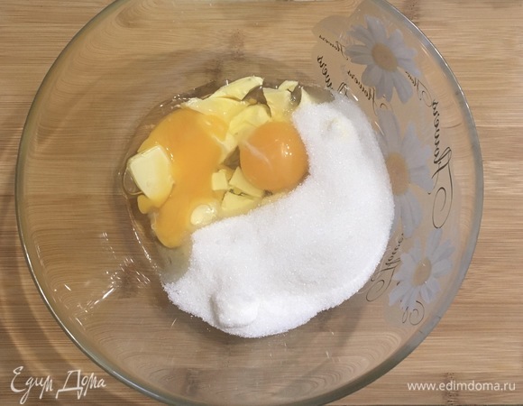 Смешать яйца, размягченное сливочное масло и сахар. Затем добавляем опару, затем в несколько приемов добавляем муку.