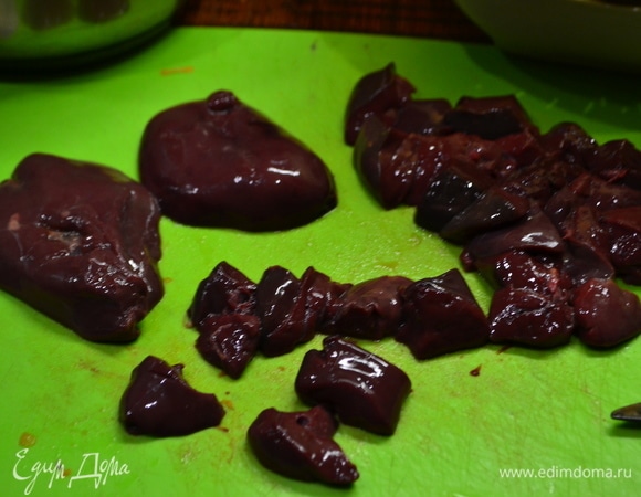 Для паштета очень нравится использовать печень индейки, она нежная, без лишних запахов, приятная на вкус. Промываем печенку, нарезаем на кусочки.