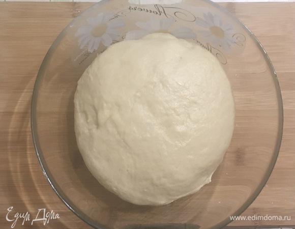 Вымешиваем мягкое и эластичное тесто. Убрать в теплое место на 1 час.