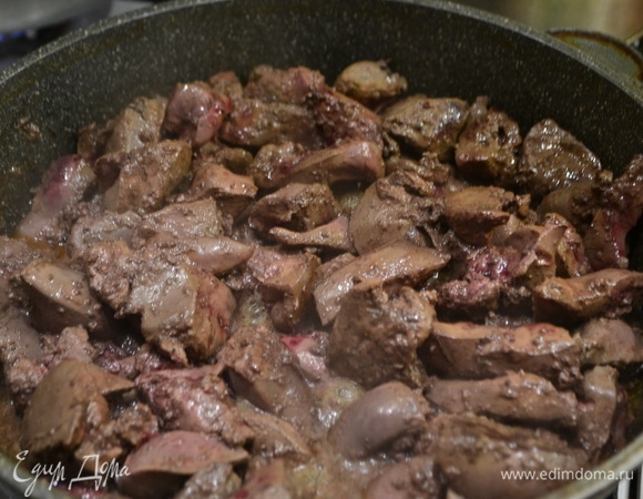 Отправляем на разогретую сковороду со сливочным маслом.