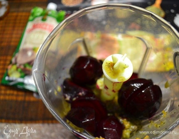 Приготовленную печень делим на 2 части. В первую часть добавляем свеклу...