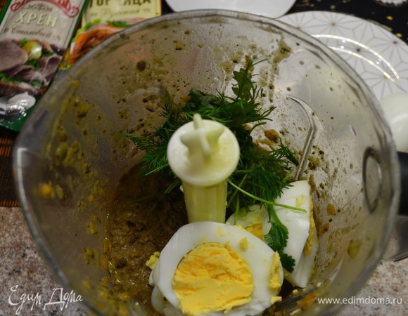 Берем вторую часть готовой печени, добавляем яйца, зелень, масло.