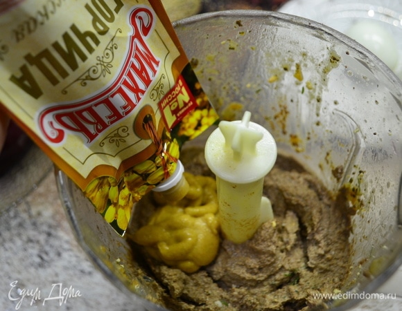 Все взбиваем и добавляем по вкусу ароматной горчицы ТМ «МахеевЪ».