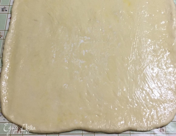 Тесто раскатать в прямоугольник, смазать растопленным сливочным маслом.