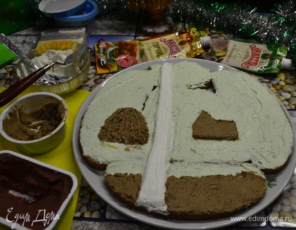 Одну половину смазать паштетом со свекольно-хреновой добавкой, а вторую паштетом с горчичной начинкой. Далее сверху наносим творожный сыр.