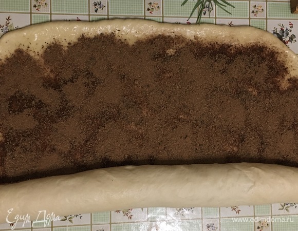 Скручиваем в рулет по длинной стороне.