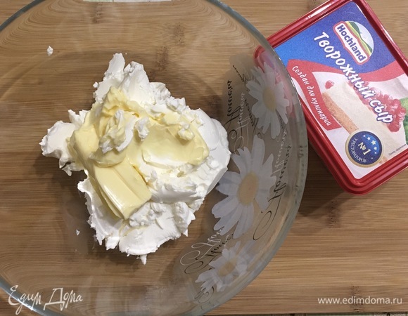 Приготовим крем. Смешать блендером творожный сыр Hochland, сливочное масло размягченное и сахарную пудру. Если крем получается слишком густой, то можно добавить пару столовых ложек молока.