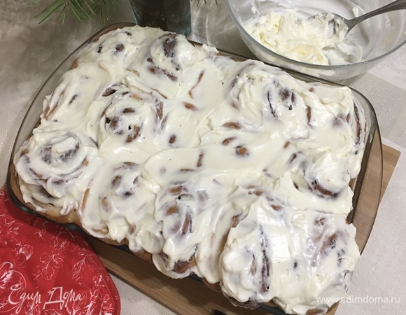 Ароматные булочки с корицей и шоколадом готовы.