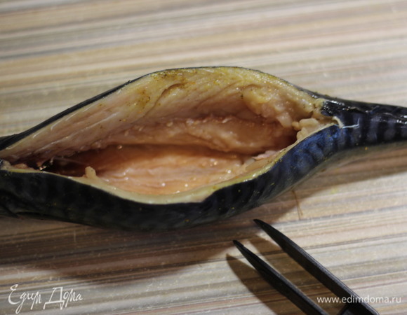 Аккуратно извлекаем потроха, салфеткой убираем черную пленку в брюшке и пинцетом вынимаем ребра, они крупные и найти их легко. Не забудьте удалить жабры! Еще раз промываем и обсушиваем тушку. Сбрызгиваем хорошо лимонным соком, добавляем любимые специи и оставляем мариноваться минут на 10.