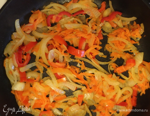 В это время нарезаем полукольцами репчатый лук, трем на крупной терке морковь, режем соломкой болгарский перец — все это обжариваем на ложке растительного масла на сковороде. До полуготовности. Остужаем.