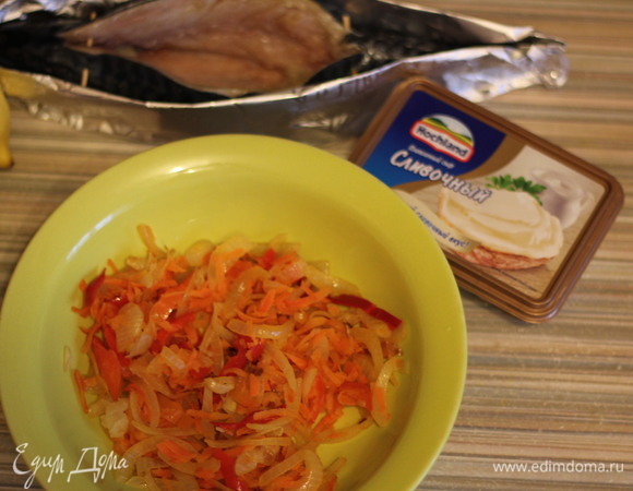 Добавляем в обжаренные овощи плавленый сливочный сыр Hochland.