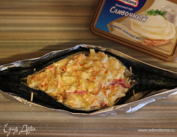 Хорошо перемешиваем и начиняем брюшко рыбы.