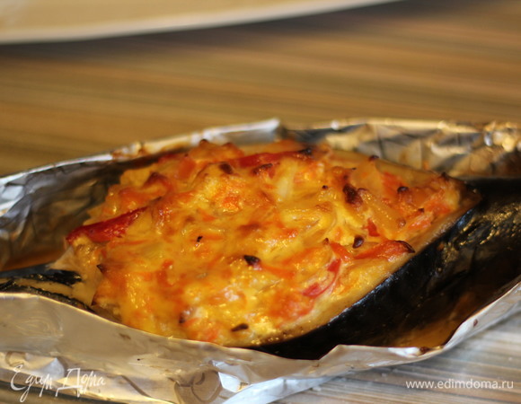 Отправляем в разогретую до 180°C духовку на 25–30 минут. Смотрите, пожалуйста, по своей духовке, у всех они разные. Не пересушите! Получается очень ароматная рыбка с румяной сливочной начинкой. Посыпаем зеленью, сервируем. Приятного аппетита!