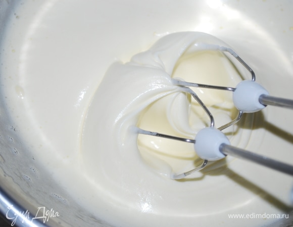 Яйца и сахар взбейте до белой пышной массы.