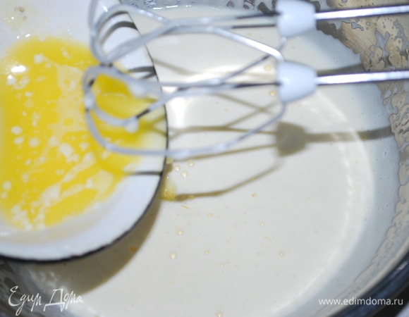 К яичной массе тонкой струйкой влейте растопленное сливочное масло и теплую воду.