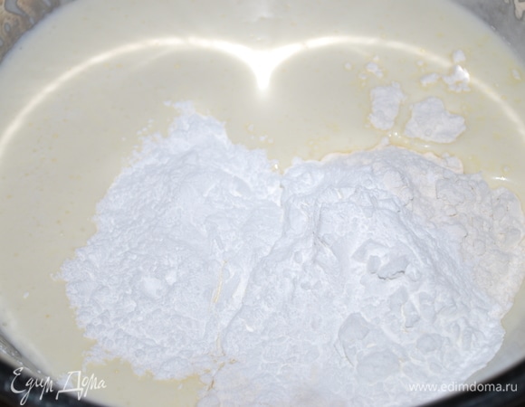 Добавьте муку и картофельный крахмал.