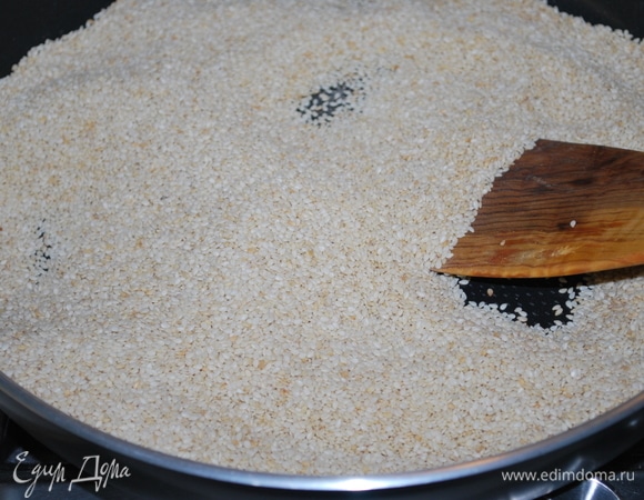 Белый кунжут обжарьте на сковороде, постоянно помешивая. Следите, чтобы он не подгорел. Обжаривайте примерно в течение 4–5 минут, пока не появится характерный кунжутный запах.