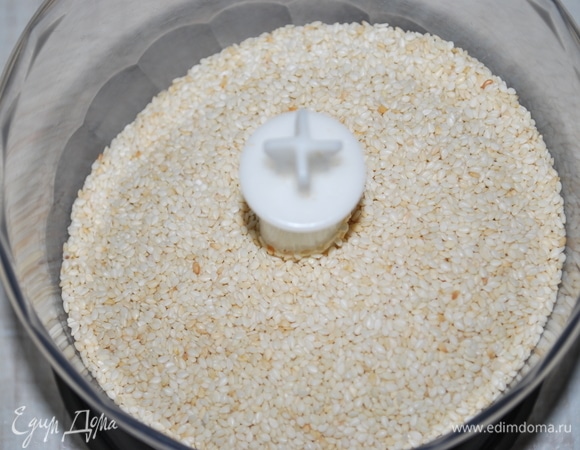 Пробейте обжаренный кунжут в блендере до образования однородной крошки.
