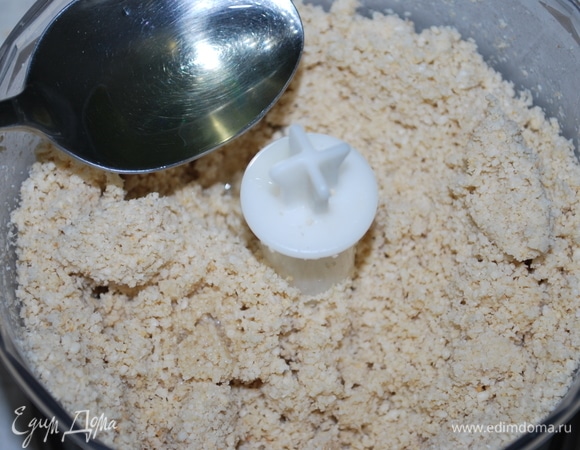 Добавьте одну столовую ложку растительного масла (у меня фундучное растительное масло).