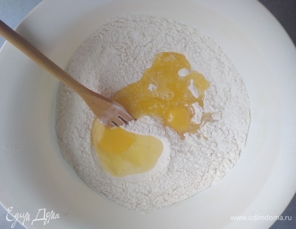 Масло растопить, немного остудить. Влить в мучную смесь яйца и масло.