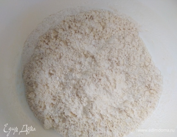 Перемешать миксером до состояния крошки.