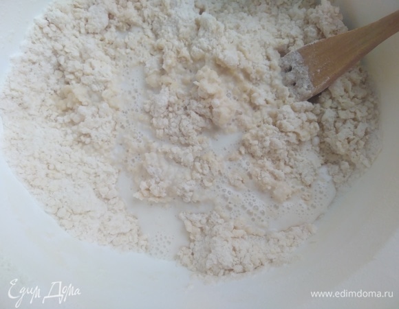 Молоко подогреть до теплого состояния. Влить в миску, перемешать.