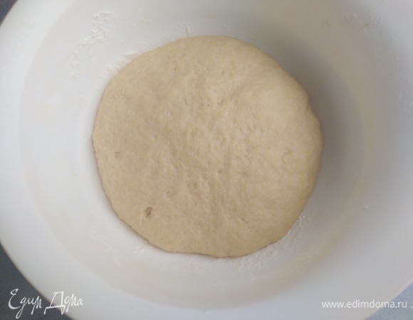Убрать тесто под крышку или пленку на 1,5 часа для расстойки. Лучше в теплое место без сквозняков. Тесто должно увеличиться вдвое.