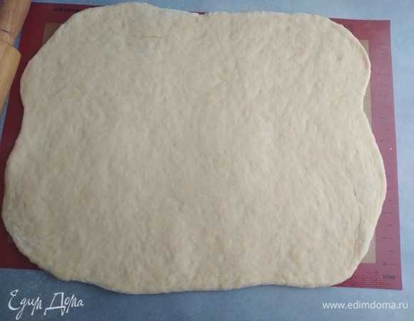 Тесто просто обмять, не месить. Сформировать кирпичик и раскатать скалкой в прямоугольник толщиной примерно 0,5–0,7 см.