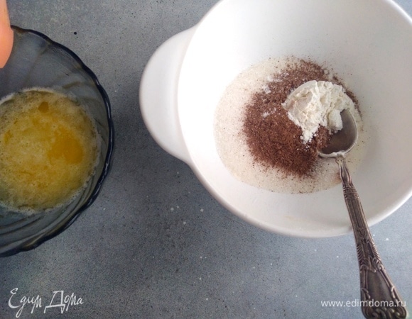 Для начинки растопить сливочное масло. Отдельно смешать корицу, сахар и муку.