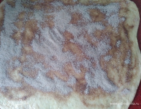 Смазать тесто маслом, щедро присыпать ароматным сахаром. Немного масла оставить для смазывания формы.