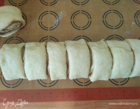 Свернуть в рулет, края защипнуть. Нарезать на одинаковые булочки.