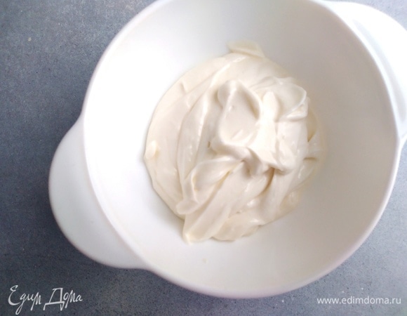 Смешать все для заливки и взбить миксером.