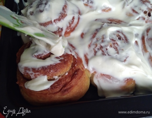 Готовые булочки немного остудить. И пока они теплые, смазать обильно кремом-заливкой.