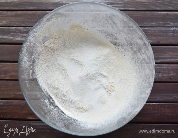 Смешать оба вида муки, соль, соду, разрыхлитель и просеять через мелкое сито. Добавить сахар.
