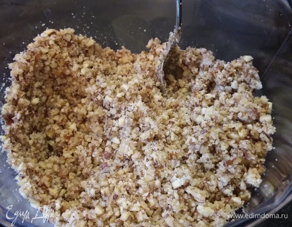 Для того чтобы масса не была такой сыпучей, я добавила немного подсолнечного масла (примерно 4 ст. л.).