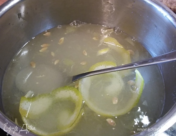 Сварить сироп из воды, сахара, лимонной цедры и лимонного сока. Уварить в течение приблизительно 15 минут. Немного остудить и добавить розовую воду. Розовую воду добавляйте по вкусу, ее интенсивный вкус может перебить все остальные. Розовая вода — это типичный ароматизатор, входящий в состав восточных десертов, ее можно приобрести в магазине (отделе) восточных специй. Сироп готов, когда он станет прозрачным и тягучим.