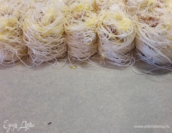 Их выставляем на противень, покрытый пергаментной бумагой, плотно друг к другу в рядок. Поливаем оливковым маслом (1 ч. л. на штуку. Я вместо оливкового растопила такое же количество сливочного масла) и выпекаем в заранее разогретой до 150–160°C духовке около 30–40 минут. Мне хватило 30 минут + еще 10 минут при выключенной духовке.