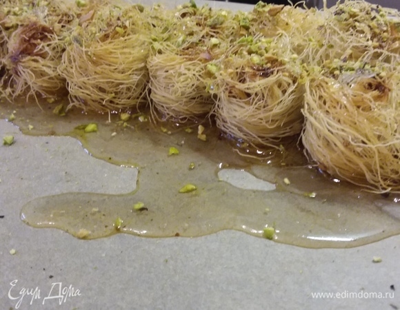 Горячие катаифи полить сиропом (1 ст. л. на штуку) и посыпать рублеными фисташками.