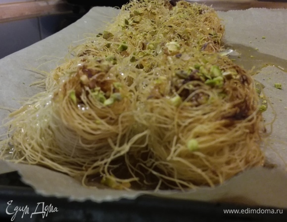 Десерт не слишком сладкий, как обычно бывает с восточными сладостями, хорошо чувствуется кислинка лимона и аромат розы.