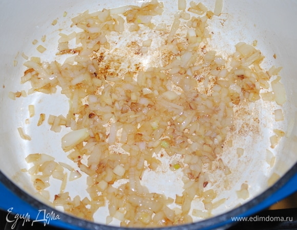Лук и чеснок нарежьте и пассеруйте на масле, где обжаривался бекон, в течение 5–6 минут до прозрачного состояния.