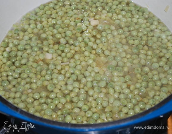 Влейте бульон (или воду) и варите 10 минут.